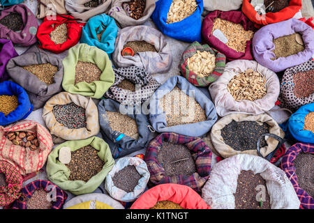 Sacs avec épices à un marché de rue à Leh, Ladakh district de Cachemire, Inde Banque D'Images