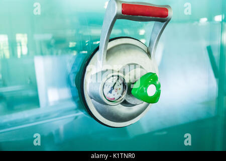 Avec l'appui de fenêtre à sucker avec poignée, en pression de commande Banque D'Images