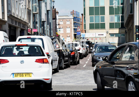 Brighton UK 27 Août 2017 - L'encombrement du trafic sur le front de mer de Brighton en attente d'une foule d'entrer dans la ville des parcs de voiture un jour ensoleillé chaud comme les températures devraient atteindre 28 degrés au cours du week-end de la banque qui est un record pour le mois d'août Photo prise par Simon Dack Banque D'Images