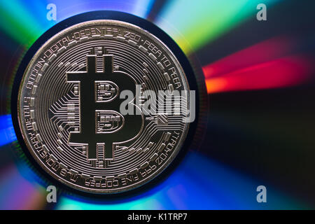 Bitcoin or sur une surface réfléchissante multicolore irisé Banque D'Images
