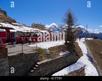 Alp Grum arrêter sur le Bernina Express, Suisse Banque D'Images