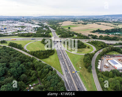 Vue aérienne d'une intersection de l'autoroute avec un échange de feuilles de trèfle en Allemagne Coblence Banque D'Images