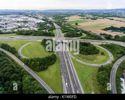 Vue aérienne d'une intersection de l'autoroute avec un échange de feuilles de trèfle en Allemagne Coblence Banque D'Images