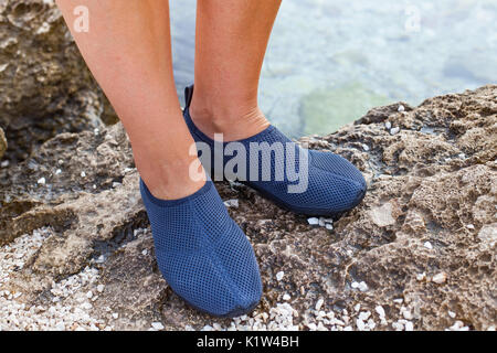 Close up photo de pieds femelles portant des chaussures d'eau à la mer adriatique en Croatie Banque D'Images