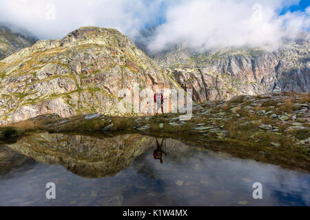 Trekking dans les Alpes, Valgoglio Orobie, province de Bergame, en Italie. Banque D'Images