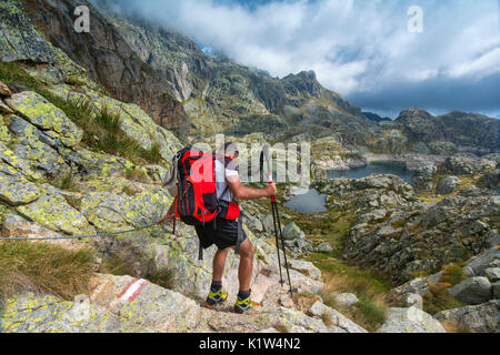 Trekking dans les Alpes, Valgoglio Orobie, province de Bergame, en Italie. Banque D'Images