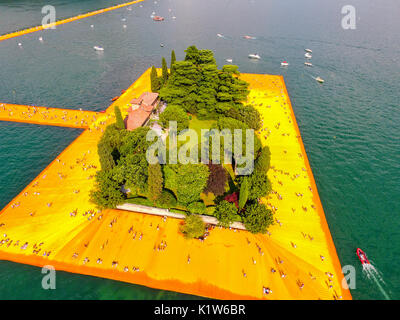 L'Europe, l'Italie, les quais flottants dans le lac d'Iseo, province de Brescia. Banque D'Images