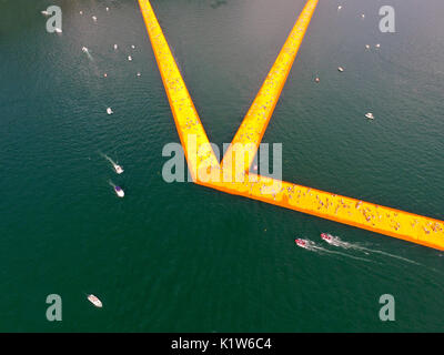 L'Europe, l'Italie, les quais flottants dans le lac d'Iseo, province de Brescia. Banque D'Images