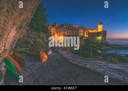 Heure bleue à Tellaro, Europe, Italie, La Spezia, Ligurie province district. Banque D'Images