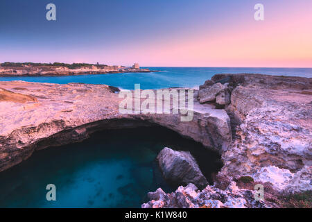 Grotta della Poesia à l'aube, province de Lecce, Italie, Pouilles, l'Europe. Banque D'Images