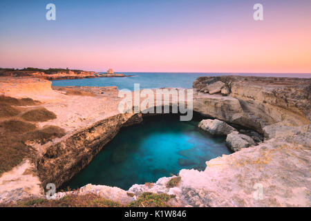 Grotta della Poesia à l'aube, province de Lecce, Italie, Pouilles, l'Europe. Banque D'Images