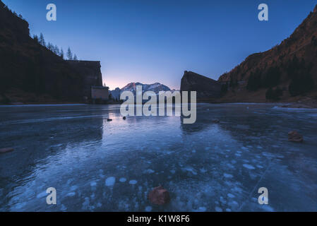 Le lever du soleil dans la vallée de Scalve, barrage de Gleno, Lombardie, district de la province de Bergame, en Italie, en Europe. Banque D'Images