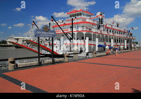 L'atterrissage de l'Hôtel de ville héberge la Géorgie populaire avec Queen ferries que le public de transport le long de la Savannah River, dans le quartier historique de Savannah, Géorgie Banque D'Images