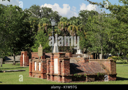 Cimetière du parc Colonial, datant du dix-huitième siècle, était autrefois un important cimetière mais sert maintenant comme un parc public populaire à Savannah, GA Banque D'Images