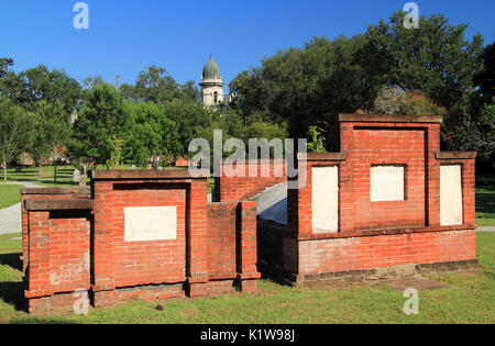 Cimetière du parc Colonial, datant du dix-huitième siècle, était autrefois un important cimetière mais sert maintenant comme un parc public populaire à Savannah, GA Banque D'Images