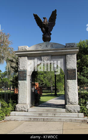 Cimetière du parc Colonial, datant du dix-huitième siècle, était autrefois un important cimetière mais sert maintenant comme un parc public populaire à Savannah, GA Banque D'Images