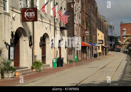 La rue de la rivière, avec ses nombreux bâtiments historiques, des restaurants et des boutiques, est peut-être le plus d'attraction invite Savannah, Georgia, a à offrir Banque D'Images