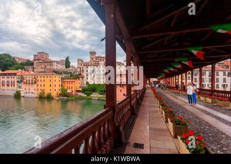 Le Ponte Vecchio (Vieux Pont) ou Ponte degli Alpini (Alpini's Bridge) est le pont de bateaux en bois conçu par l'architecte Andrea Palladio Banque D'Images