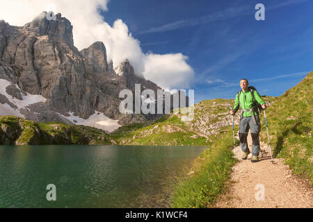 L'Europe, Italie, Vénétie, Italie. Randonneur passe près du lac Coldai le long de la CAI 560, qui à ce moment coïncide avec l'Alta Via n. 1 des Dolomites Banque D'Images