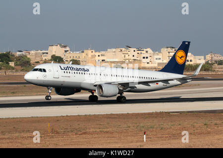 Airbus A320 Lufthansa passenger jet avion nez tournant sur la piste pendant le décollage. L'aviation civile moderne et aérien. Banque D'Images