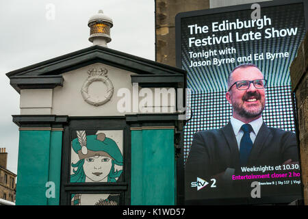 Appelez la police de décoration fort, Leith Walk, Édimbourg, Écosse, Royaume-Uni, avec publicité électronique pour Festival Late Show sur STV2 avec Jason et Ed Byrne Banque D'Images