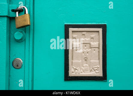 Close up de serrure et cadenas sur appel de la police peint turquoise fort, Leith Walk, Édimbourg, Écosse, Royaume-Uni, avec l'argent symbole de château d'Edimbourg Banque D'Images