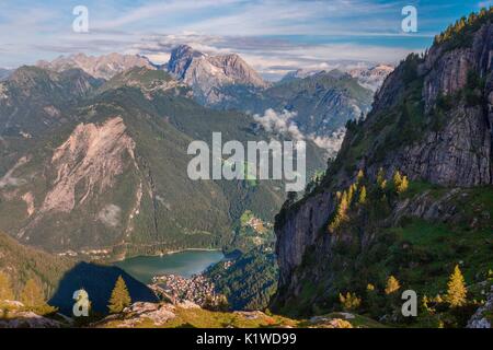 Vue sur Alleghe vu de Coldai, Dolomiti, Groupe de Civetta. L'Europe, Italie, Vénétie, Belluno Banque D'Images