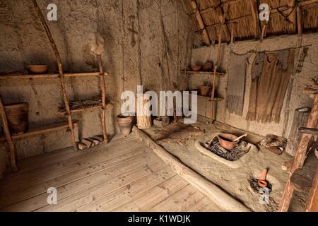 Parc d'Livelet Archeo, la reconstruction de l'intérieur d'une maison sur pilotis datant de la période allant de la fin du Néolithique au début de l'âge du Bronze, w Banque D'Images