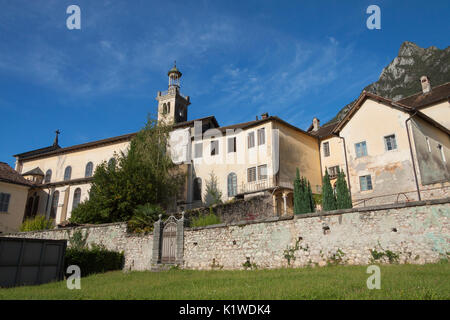 La Verdana monastère est situé au pied de la montagne du même nom qui domine la ville, et se trouve dans le parc des dolomites de Belluno le. Bui Banque D'Images