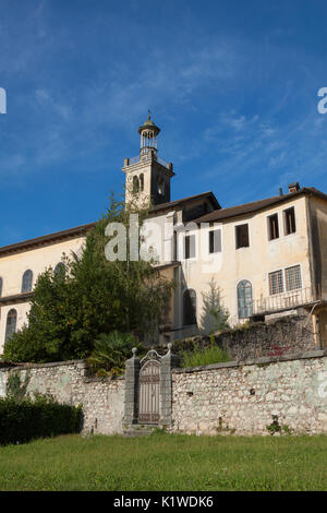 La Verdana monastère est situé au pied de la montagne du même nom qui domine la ville, et se trouve dans le parc des dolomites de Belluno le. Bui Banque D'Images