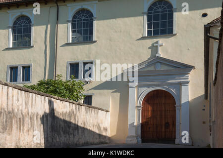 La Verdana monastère est situé au pied de la montagne du même nom qui domine la ville, et se trouve dans le parc des dolomites de Belluno le. Bui Banque D'Images