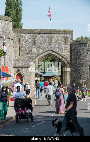 Les gens en face de la porte principale et l'entrée au château d'Arundel Arundel, dans le West Sussex, Angleterre. Banque D'Images