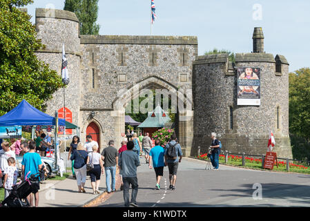 Les gens en face de la porte principale et l'entrée au château d'Arundel Arundel, dans le West Sussex, Angleterre. Banque D'Images