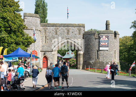 Les gens en face de la porte principale et l'entrée au château d'Arundel Arundel, dans le West Sussex, Angleterre. Banque D'Images