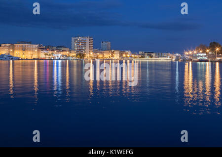 L'Europe, Croatie, Zadar. Gratte-ciel et palais dans la nuit à proximité de la zone portuaire Banque D'Images