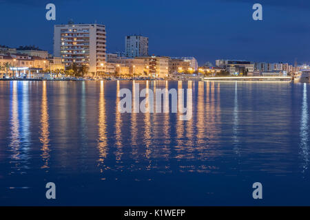 L'Europe, Croatie, Zadar. Gratte-ciel et palais dans la nuit à proximité de la zone portuaire Banque D'Images