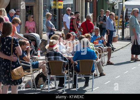 Les gens assis à l'extérieur d'un café boire ou manger à Arundel, West Sussex, Angleterre. Banque D'Images