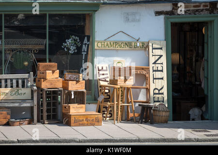 Les caisses en bois et d'autres articles en vente à l'extérieur d'une boutique d'antiquités à Arundel, West Sussex, Angleterre. Banque D'Images