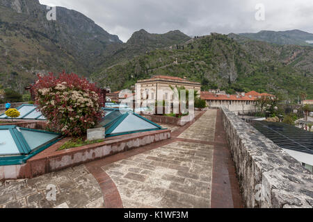 Kotor, vue vers les fortifications de l'enceinte de la vieille ville. Monténégro Banque D'Images