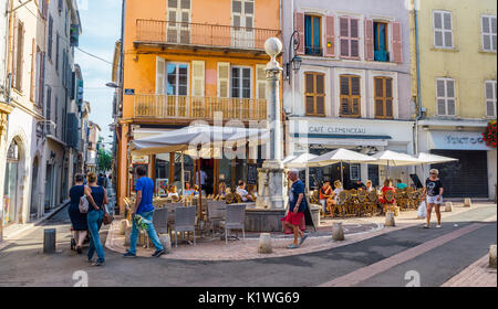 Café occupé à Antibes, Côte d'Azur, France Banque D'Images