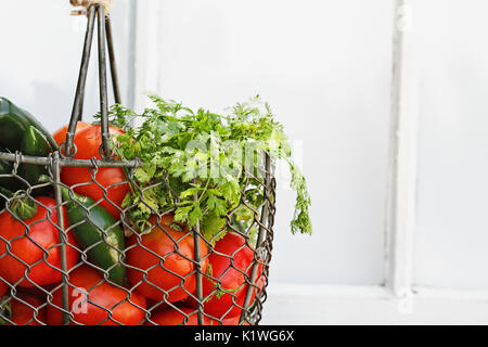 Ingrédients pour la salsa fait maison dans un vieux pays panier assis devant une fenêtre. Profondeur de champ. Banque D'Images