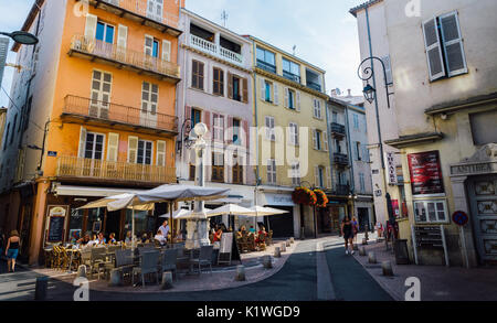 Café occupé à Antibes, Côte d'Azur, France Banque D'Images