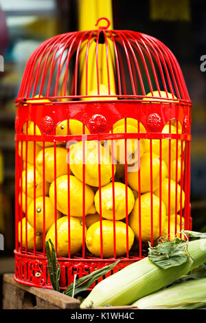 Les citrons en cage rouge sur l'affichage de l'alimentation de rue Banque D'Images