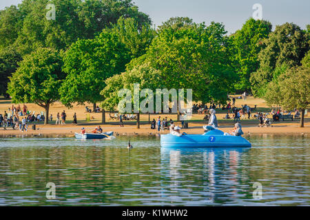 Hyde Park Londres été, vue d'une famille musulmane appréciant une promenade en pédalo d'été sur le lac de Serpentine à Hyde Park, Londres, Royaume-Uni. Banque D'Images