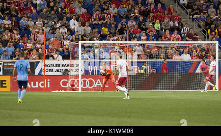 Harrison, NJ USA - 25 août 2017 : gardien Luis Robles (31) des Red Bulls enregistre au cours de jeu régulière MLS contre NEW YORK Red Bulls à FC Arena score final 1 - 1 Banque D'Images