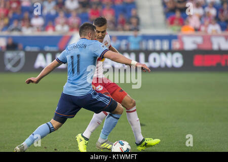 Harrison, NJ USA - 25 août 2017 : Aaron Long (33) des Red Bulls et Jack Harrison (11) de Paris FC lutte pour balle au cours de MLS partie régulière au Red Bulls Arena score final 1 - 1 Banque D'Images