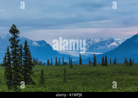 Le coucher du soleil, les montagnes Chugach, Glenn Highway, Alaska, USA Banque D'Images