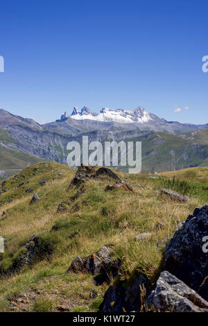 Vue panoramique du paysage alpin avec les crêtes du circuit d'Essay dans l'arrière-plan (avec la neige), Oisans, Isère, France Banque D'Images