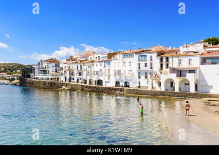 Doguer beach Port et maisons blanches de Cadaquès, Catalogne, Espagne Banque D'Images