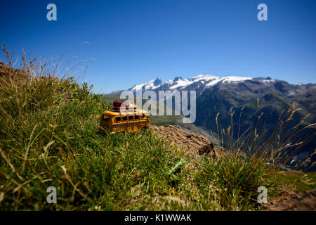 Les hippies minibus (RV van toy) sur un rocher, avec des montagnes en arrière-plan, Alpes, Isère, France Banque D'Images